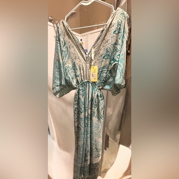 ETC Lazy Daisy Dresses & Skirts - ETC Lazy Daisy Teal and White Paisley V-Neck Dress